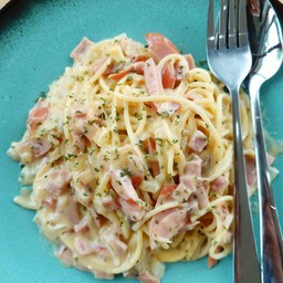 คาโบนาร่าแฮม-ไส้กรอก