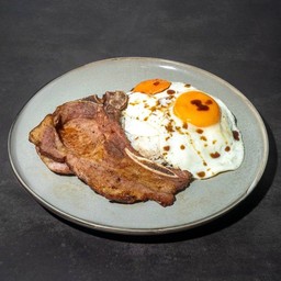 ข้าวหน้าหมูพอร์คชอป + ไข่ดาว