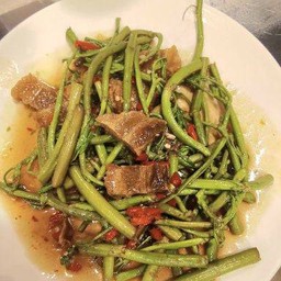 ผัดกระเฉดหมูกรอบ