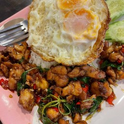 ผัดกระเพรา 2 ใจ ราดข้าว (เอ็นไก่ และ หมูกรอบ) บวก ไข่ 2 ใบ