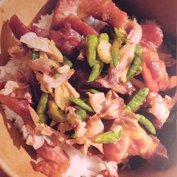 ข้าวหมูทอดกระเทียมพริกสด