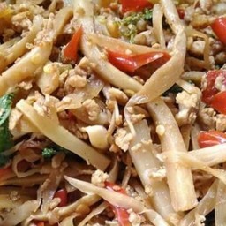 ผัดพริกแกงหน่อไม้ดองราดข้าว