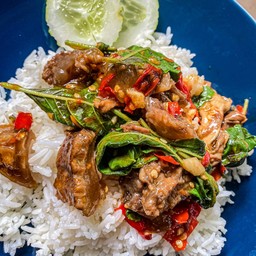 ข้าวกระเพราเนื้อตุ๋น