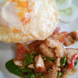 หมูกรอบผัดพริกเกลือราข้าวไข่ดาวหอมๆ