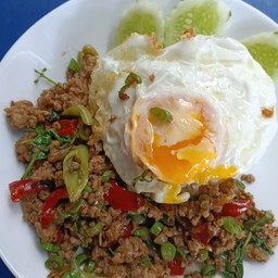 กระเพราหมูสับไข่ดาวราดข้าว