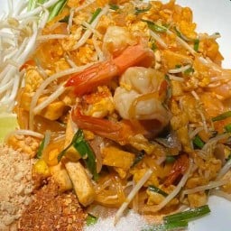 ผัดไทยห่อไข่ & คั่วไก่ไข่ดาว