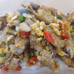 ปลาทูเถื่อนผัดไข่พริกสดราดข้าว