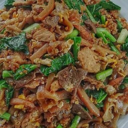 เส้นใหญ่ผัดซีอิ๊วใส่หมู