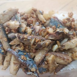 ปลาทูเถื่อนกระเทียมพริกไทย ราดข้าว