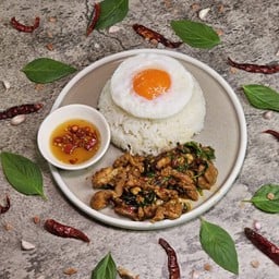 ข้าวกะเพราไก่แห้งจัมโบ้