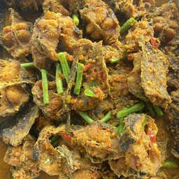 ข้าวราดเครื่องแกงปลาดุก(ทอด)