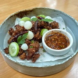 ลาบหมูทอดบะช่อ กระเทียมดอง