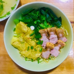 บะหมี่ เกี๊ยว หมูกรอบ