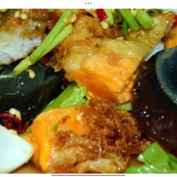 ยำสามไข่ ไข่ดาว ไข่เจียว ไข่เยี่ยวม้า