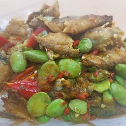 ปลาทูเถื่อนผัดพริกแกงใต้สะตอ ราดข้าว