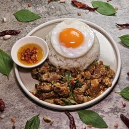 ข้าวกะเพราแห้งหมูชิ้นจัมโบ้