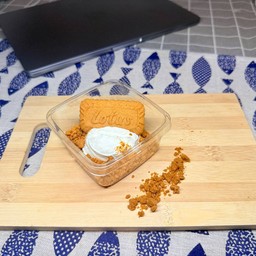 กรีกโยเกิร์ต 1 สกูป (57-60 กรัม) เสิร์ฟพร้อมกับบิสคอฟ และบิสคอฟครัมเบิล