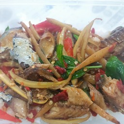 ผัดฉ่าปลาทูเถื่อน กับข้าว