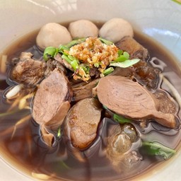 เจ๊ปุ้นก๋วยเตี๋ยวเนื้อหัวโค้ง -