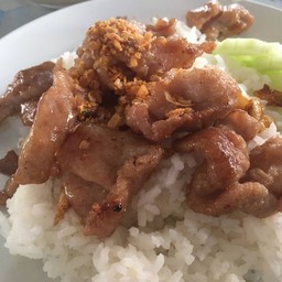 ข้าวหมูกระเทียมพริกไทย