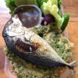 ข้าวนํ้าพริกกะปิ ไข่ชะอม+ปลาทูทอด