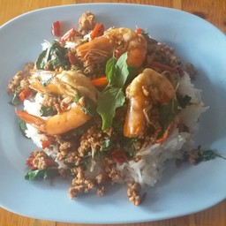 กะเพรากุ้งหมูสับ