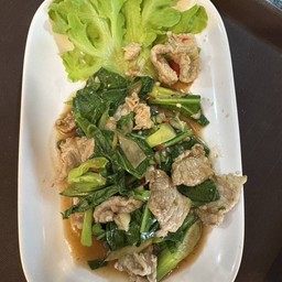 ผัดคะน้าน้ำมันหอยหมูชิ้น