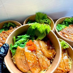 ข้าวหน้าหมูสามชั้นย่าง ราดซอสเทอริยากิสไปซี่