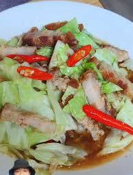 กะหล่ำปลีน้ำปลาใส่หมูกรอบ