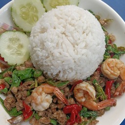 กระเพรากุ้งหมูสับราดข้าว