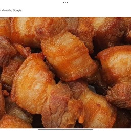 สามชั้นทอดน้ำปลาราดข้าว