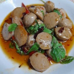 ผัดกระเพราลูกชิ้นหมู ราดข้าว