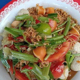 ตำมะม่าไส้กรอกลูกชิ้นหมู