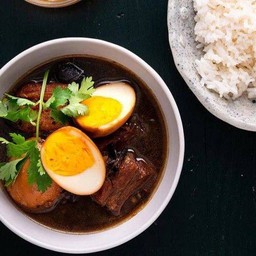 ไข่พะโล้ + ข้าวเปล่า