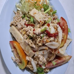 ยำมาม่าหมูสับหมูยอ