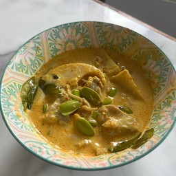 แกงทิเม็ดเหรียงกับยอดมะพร้าว(ไก่) Southern Thai red curry w/chicken & rengnut