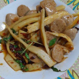 ผัดกระเพราหน่อไม้เหลืองลูกชิ้นหมู ราดข้าว