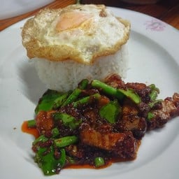 พริกแกงหมูกรอบ