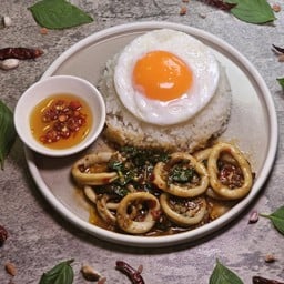 ข้าวกะเพราปลาหมึกโบราณ