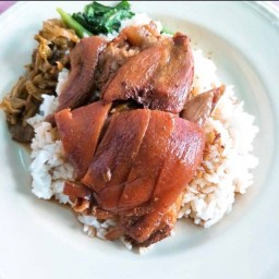 ร้านข้าวขาหมูคุณหลุยส์ สาขา2 ตลาดเต่าทอง  ตลาดเต่าทอง ล็อค 35-36 (เต้นท์ใหญ่ตรงกลาง)