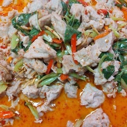 ผัดเผ็ดลูกชิ้นปลากราย