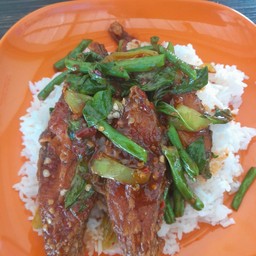 ผัดพริกแกงปลานิลทอดราดข้าว