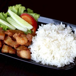 ข้าวหมูสามชั้นทอดน้ำปลา