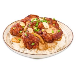 ข้าวหน้าไก่ทอดผัดซอสสไตล์ญี่ปุ่นรสเผ็ด