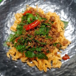 ผัดกระเพรามะม่าหมูสับ