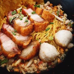 ก๋วยเตี๋ยวต้มยำหมูกรอบ