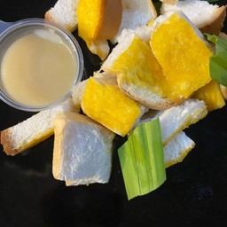 ขนมปังเนยนึ่งจิ้มนมข้นหวาน