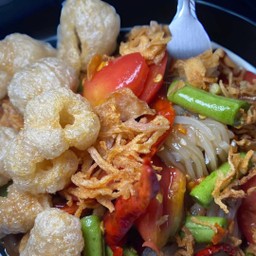 ตำเส้นเล็กเหนียวหนึบ น้ำปลาร้าทีเด็ด+แคปหมูกรอปๆ