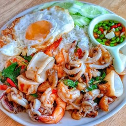 ข้าวกะเพรา กุ้งปลาหมึก