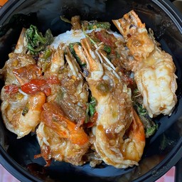 ผัดกะเพรากุ้งแม่น้ำราดข้าว